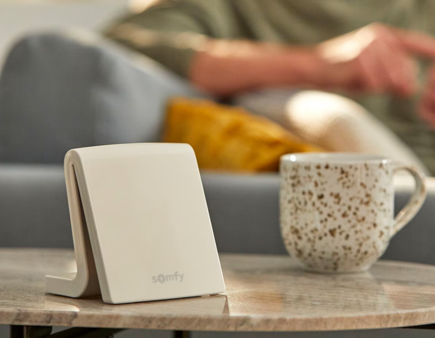 Smart Home Premium Router auf einem Tisch neben einer Kaffeetasse