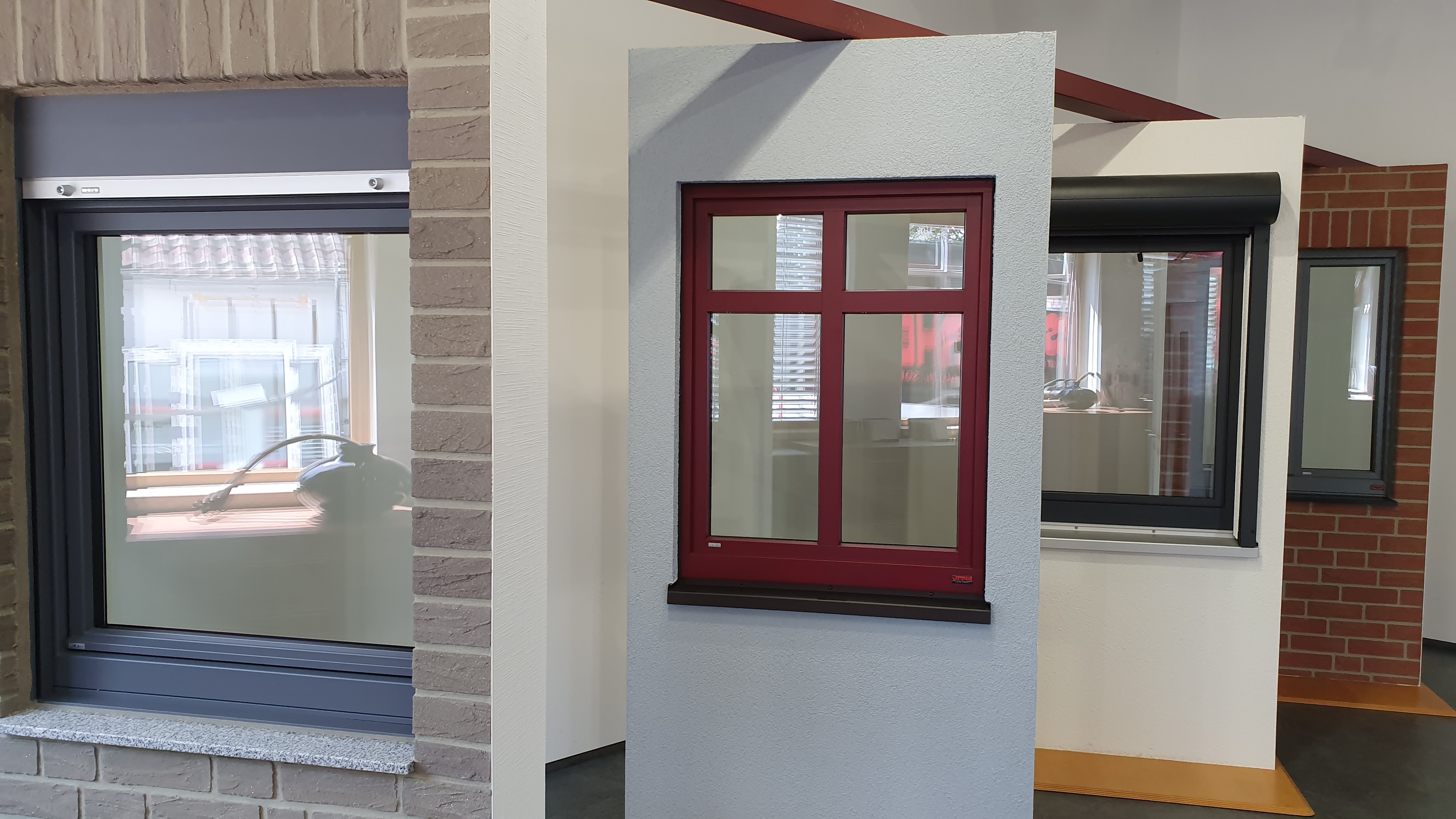 Bild von vier Fensterelementen in verschiedenen Ständer-Ausführungen in Klinker- & Verbundsystem-Optik.